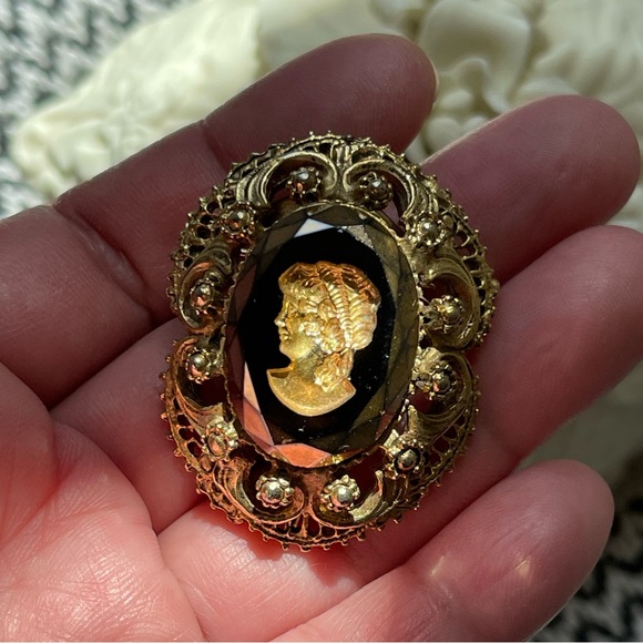 VINTAGE | CAMEO Reverse Multi-Faceted Glass Intaglio Cut Oval Brooch - Picture 6 of 6